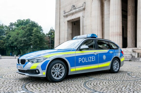Blaulicht-Report Bayern: Streifenwagen und geheime Zivilfahrzeuge: Wir  enthüllen die Autos der Polizei - FOCUS online